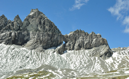 Blick zum Martinsloch - Wanderung Flims - Cassons - Martinsloch - Tschingelhörner