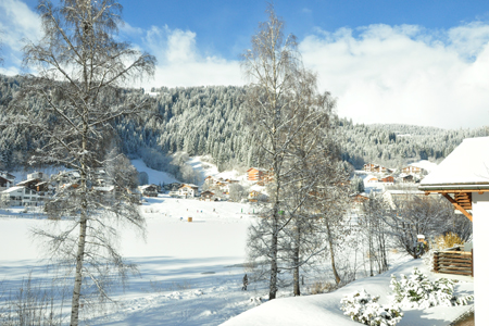 Ausblick auf den zugefrorenen Laaxersee und den gegenueberliegenden Ski-Übungslift