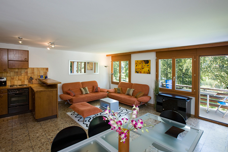 Wohnzimmer und Küche der Ferienwohnung Laax