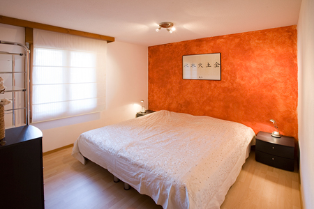 Schlafzimmer in der Ferienwohnung - rote Wand